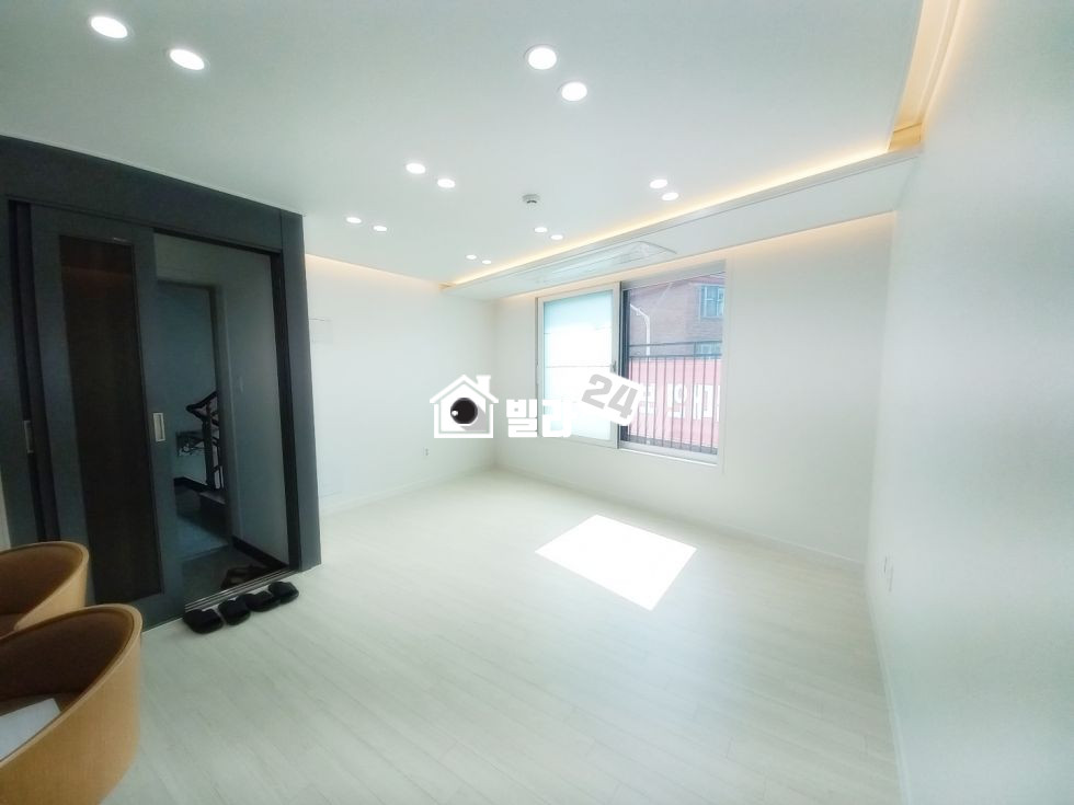 서울 서초구 서초동 ▶교대역세권/ 넓은 쓰리룸 / 가지고 있음 돈됩니다~ 빌라투어진행 항시대기! 분양 매물번호 35190 사진 4