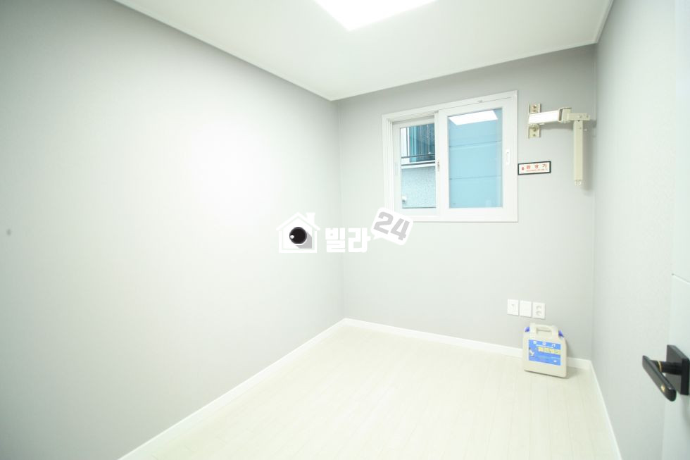 서울 구로구 구로동 ▶▶ 7호선!!! 가까운!!! 멋진신축!!! ▶▶ 거실 다용도실 구조~~!!! 아늑한구조에요~~!!! 거실&안방 시스템에어컨 2대~~!!!! 교통편의성 최고에요~~~~♥♥ 분양 매물번호 33294 사진 4