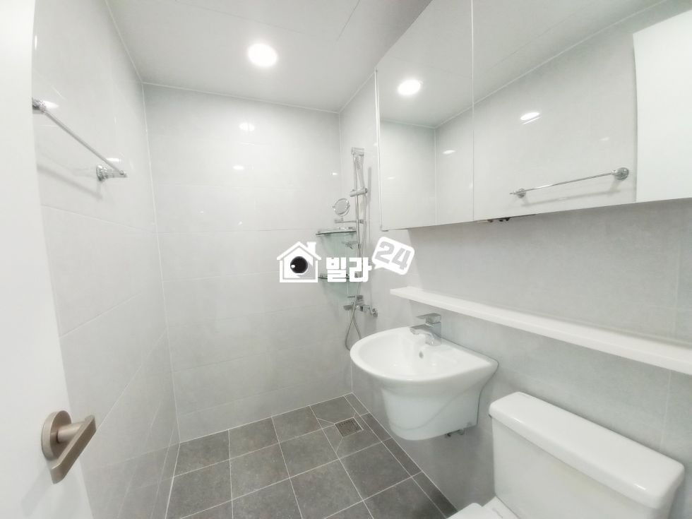 서울 강동구 천호동 ☆★ 초등학교 걸어서 중학교도 앞에 / 화이트톤 세련된 쓰리룸~~ 24시간 빌라투어 진행 분양 매물번호 35422 사진 10