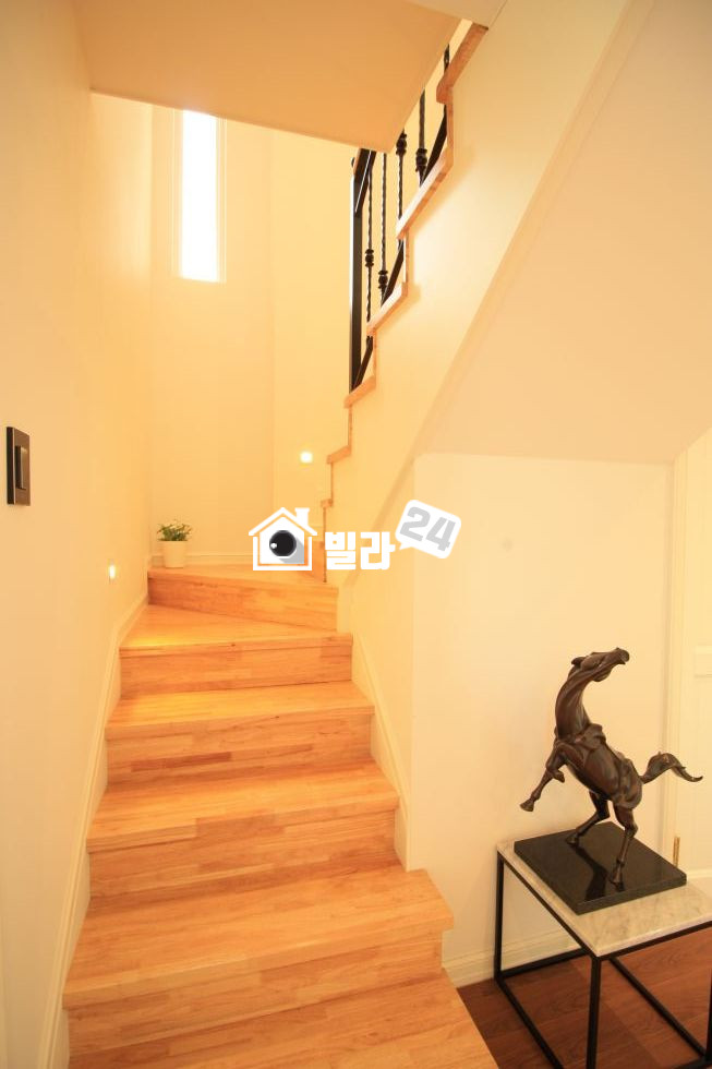 경기 용인수지구 동천동 ●● 동천동!!! 넉넉한 복층 현장!!!! ●● 세련된 조명 ★ 인테리어 ★ 자재고급 너무 훌륭한 집이에요~~~!!!! 동천동에서 보기힘든 현장이에요~~~!!!!! 구경오셔요~~~❣❣❣ 분양 매물번호 33188 사진 5