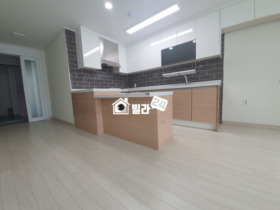 경기 용인수지구 성복동 ■성복동■ 전망 뚫린 구조에 주방거실일체형으로 넓고 넓습니다 일렬식주차 무인택배함 3룸 !!!! 얼릉 서두르세요 ^^ 분양 매물번호 32185 사진 2