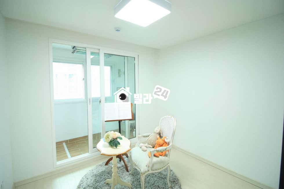 경기 용인기흥구 마북동 ◎◎ 마북동 투룸!!! 오우!!! ◎◎ 너무나 좋은선택이에요~~!!!! ☺ 강력추천합니다!!! ☺ 아늑하고 정감있는 인테리어~~✨✨ 거실과 주방 크기도 넉넉해요~~!!!!!! 구경오세요~~~!!!!!!! 분양 매물번호 33182 사진 5