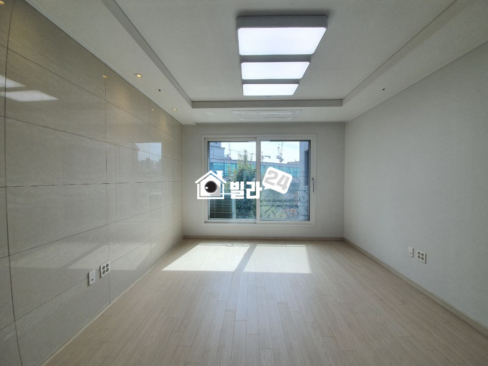 경기 용인기흥구 마북동 ♥ [실제촬영/노보정] ♥/ 용인 전체로 봐도 제일 큽니다 사방 뚤려 있는 2룸 2룸과 3룸 동시에 있고, 구조 잘빠진 운동장 같은 2룸 입니다 분양 매물번호 31831 사진 1
