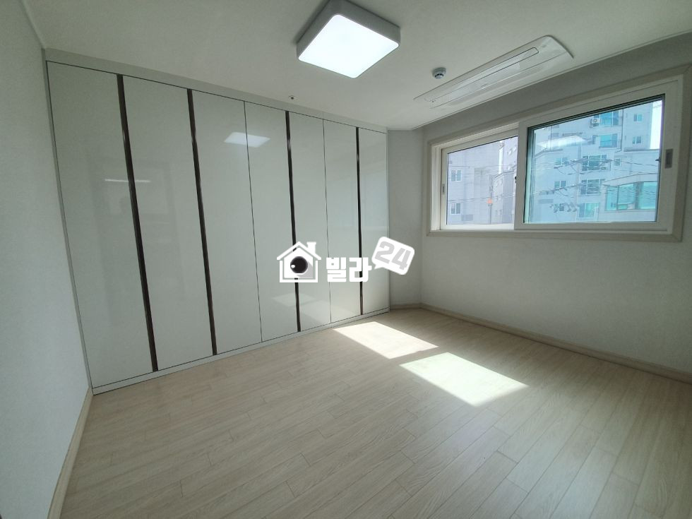경기 용인기흥구 마북동 ♥ [실제촬영/노보정] ♥/ 용인 전체로 봐도 제일 큽니다 사방 뚤려 있는 2룸 2룸과 3룸 동시에 있고, 구조 잘빠진 운동장 같은 2룸 입니다 분양 매물번호 31831 사진 3