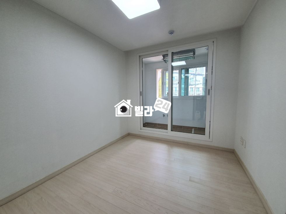경기 용인기흥구 마북동 ♥ [실제촬영/노보정] ♥/ 용인 전체로 봐도 제일 큽니다 사방 뚤려 있는 2룸 2룸과 3룸 동시에 있고, 구조 잘빠진 운동장 같은 2룸 입니다 분양 매물번호 31831 사진 4