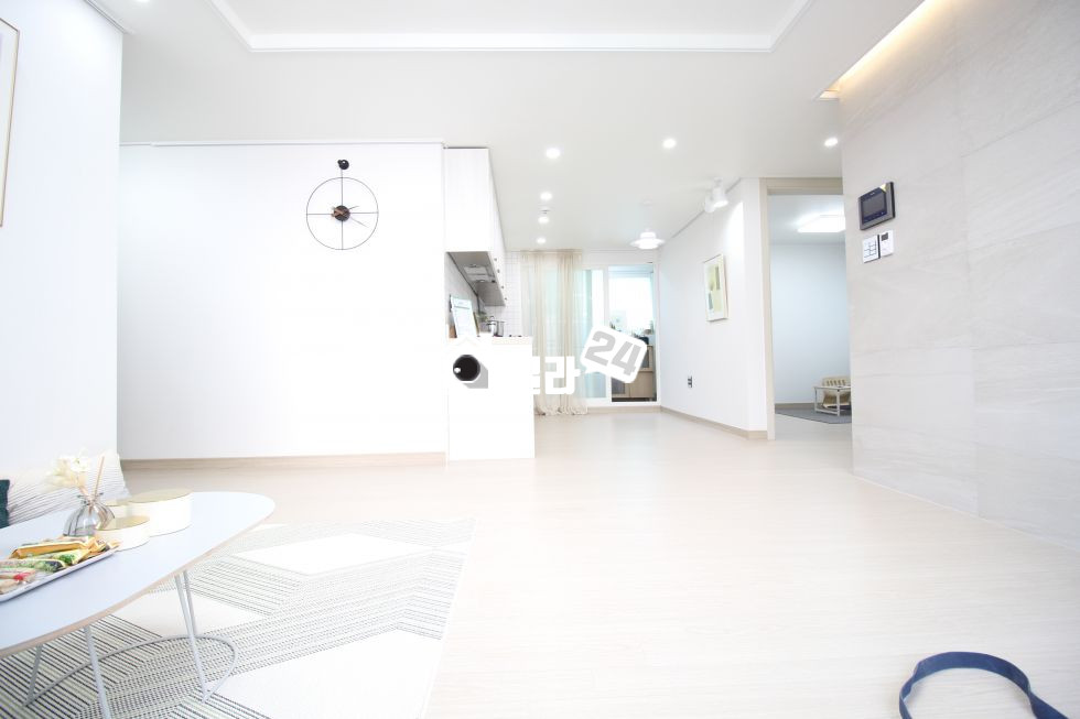 서울 강남구 율현동 ■□세련된 화이트톤 인테리어로 눈길을 끄는 현장!!□■ 주방/거실 분리형 구조 *주방 옆 다용도실* 분양 매물번호 32698 사진 2