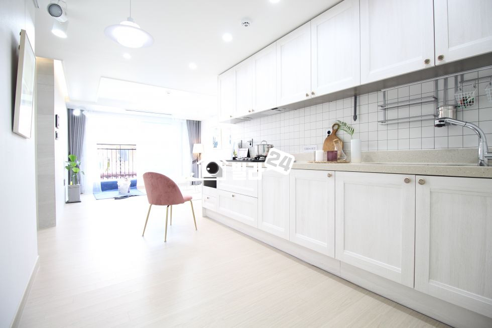 서울 강남구 율현동 ■□세련된 화이트톤 인테리어로 눈길을 끄는 현장!!□■ 주방/거실 분리형 구조 *주방 옆 다용도실* 분양 매물번호 32698 사진 4