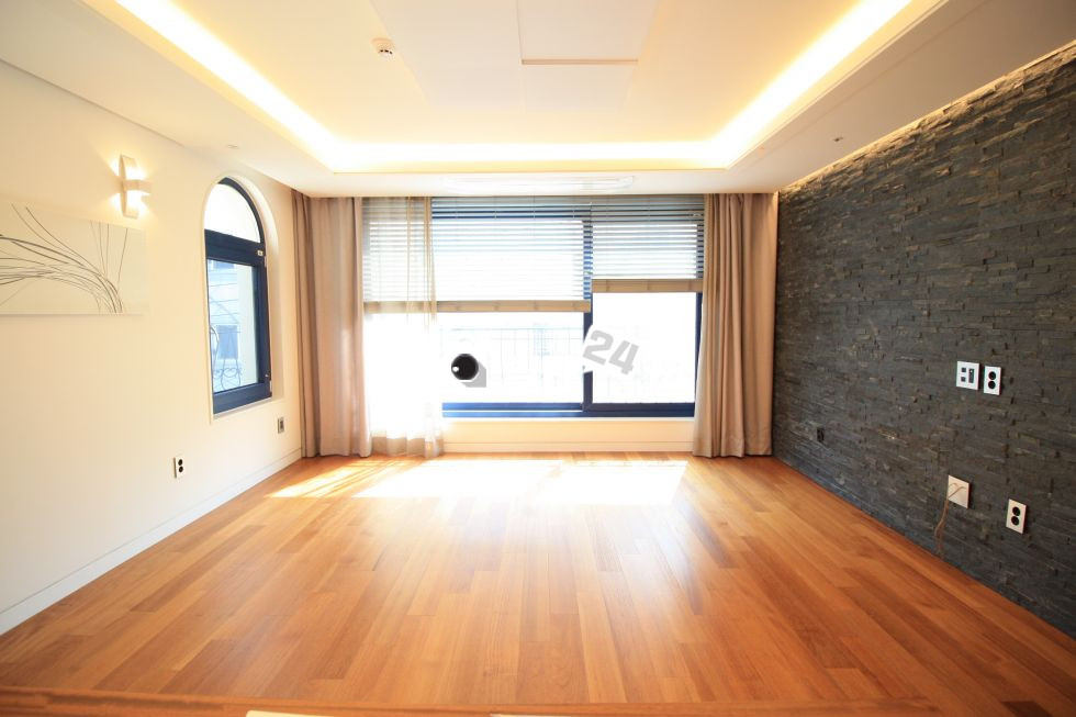 경기 성남분당구 궁내동 ◈◈ 궁내동 누가봐도 좋은집!!! ◈◈ 화사하고 ✨ 깨끗한 ✨ 인테리어!!!!! 붙박이장과 수납공간도 넉넉~~!!!! 모든방 에어컨 옵셥이에요~~!!!!! 조용한 주거환경~~!!!! 세련된 신축빌라에요~~~❤❤❤ 분양 매물번호 33175 사진 1