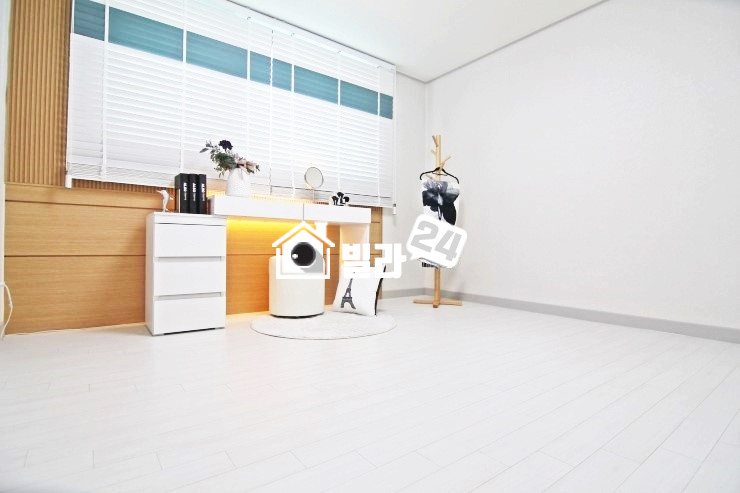 경기 구리시 교문동 ♠♠ 교문동!!! 좋아요!!! ♠♠ 구리시청과도 가까워요~~~!!!! 주방도 길게 잘나왔어요~~!!!! 이번이 좋은기회일꺼에요~~!!! 수납공간도 다양해요~~❦❦ 실용적인 쓰리룸이에요~~~☺☺ 분양 매물번호 33388 사진 3