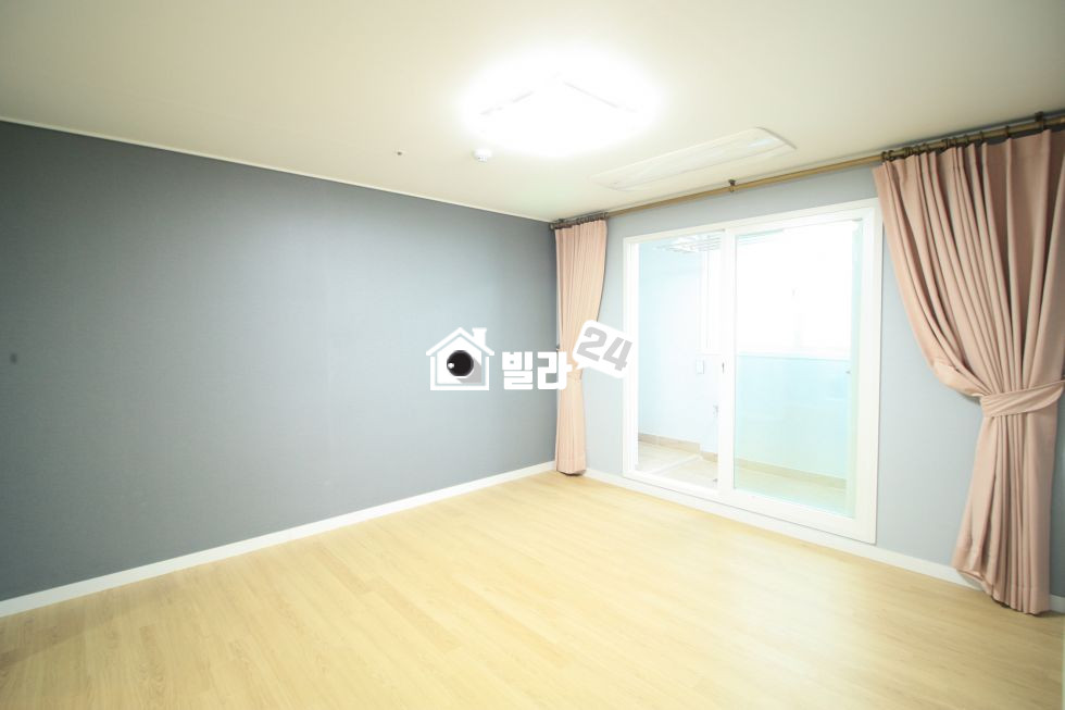 경기 수원팔달구 교동 ✪✪ 매산초등학교!!! 너무 좋은 쓰리룸!!! ✪✪ 주방과 거실공간 최고에요~~!!! 냉장고 2대 자리까지~~!!!! ☻ 구조 역시 ☻ 실용적이기 까지해요~~~♥♥♥ 분양 매물번호 33466 사진 4